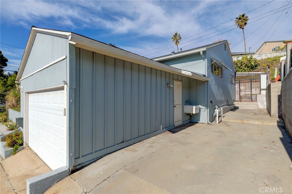 Property Photo:  2211 Fisher Court  CA 90278 