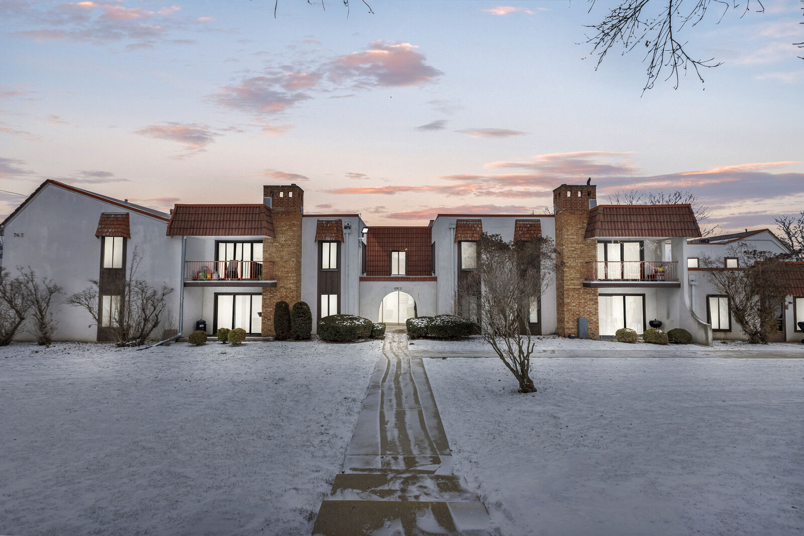 Property Photo: 743 E Fullerton Avenue 204 IL 60139