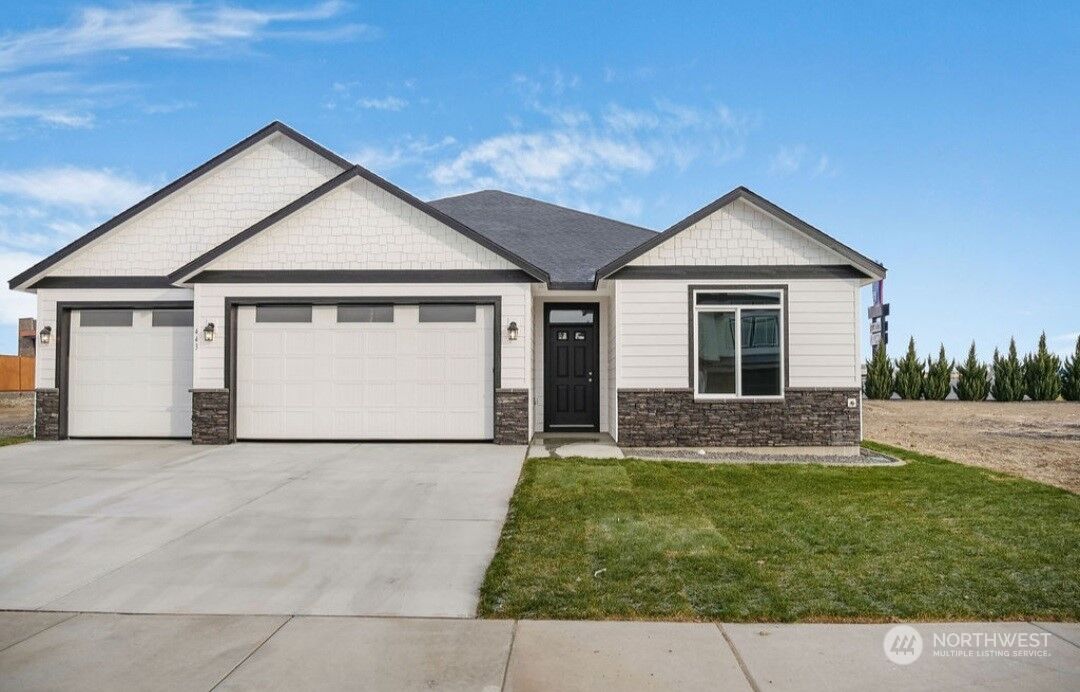 Property Photo:  443 S Birch Street  WA 98837 