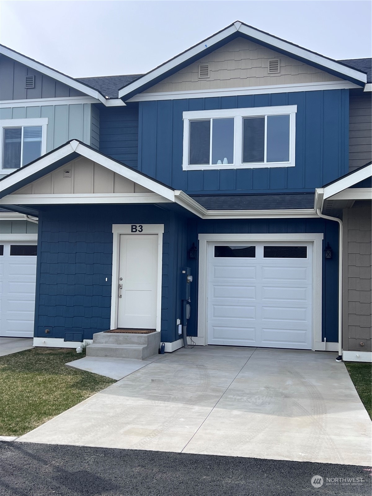 Property Photo:  910 Poplar Avenue B-3  WA 98801 