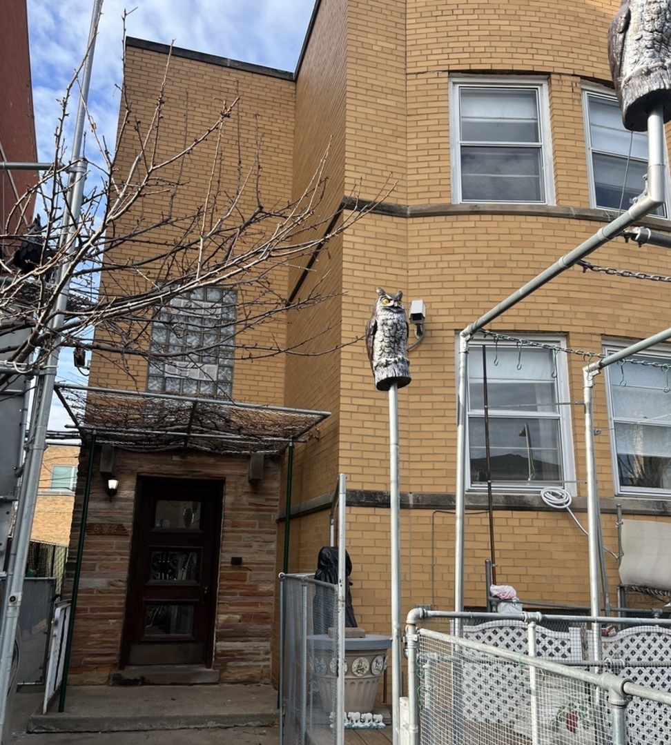 Property Photo: 6342 N Sacramento Avenue 2 IL 60659