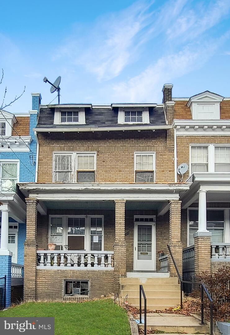 Property Photo:  913 Emerson Street NW  DC 20011 
