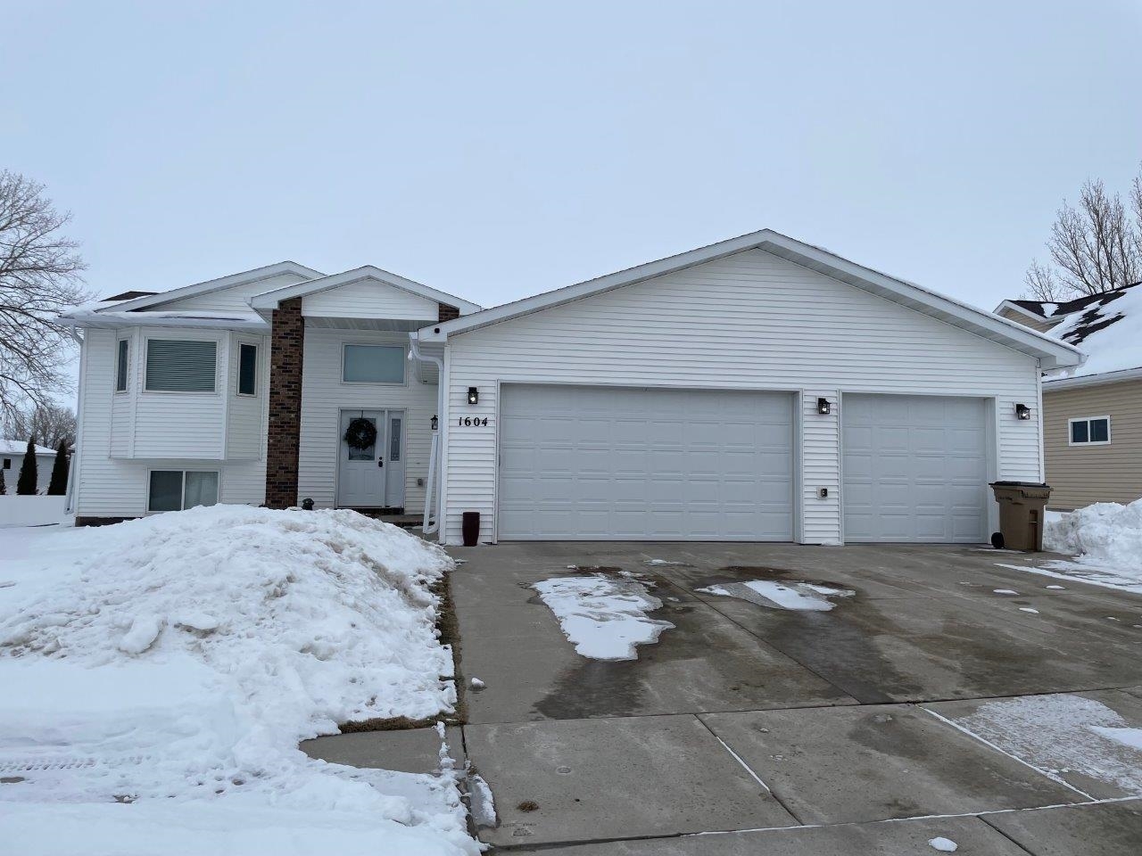 Property Photo: 1604 Laurel Lane ND 58703