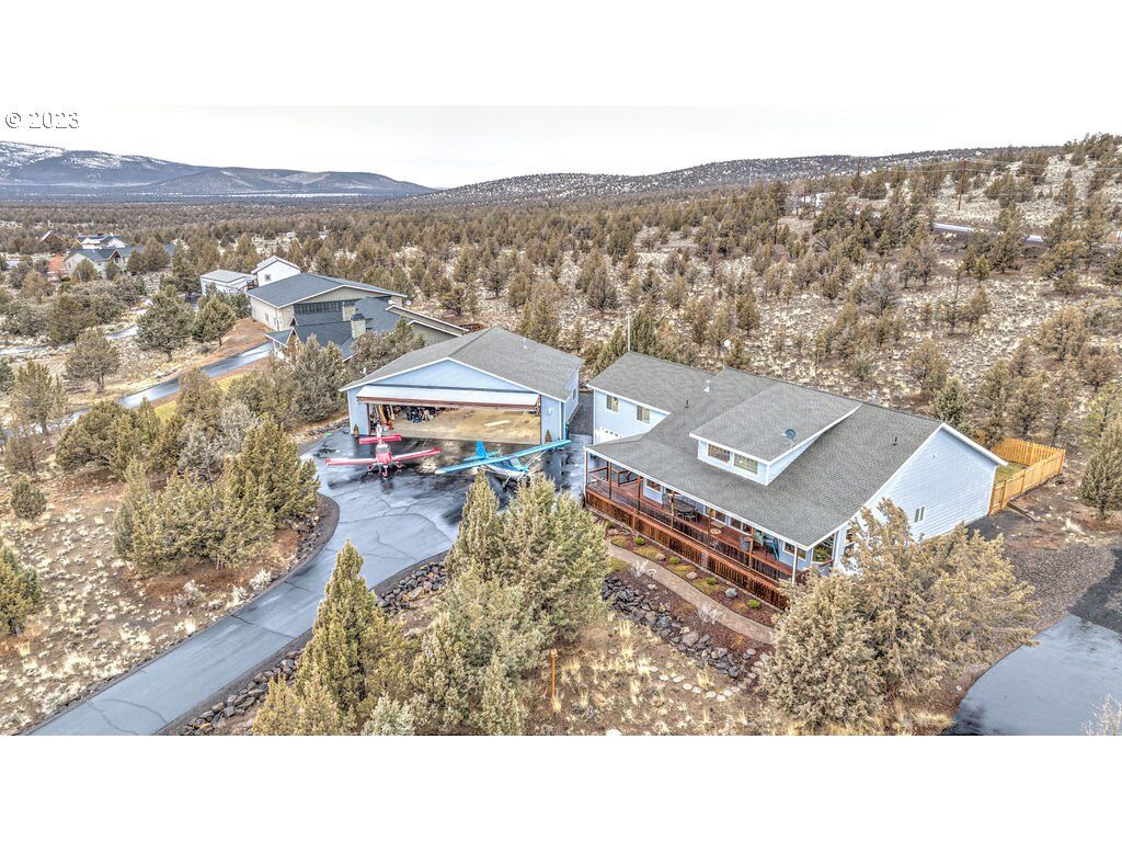 Property Photo: 2085 SE Landings Way OR 97754