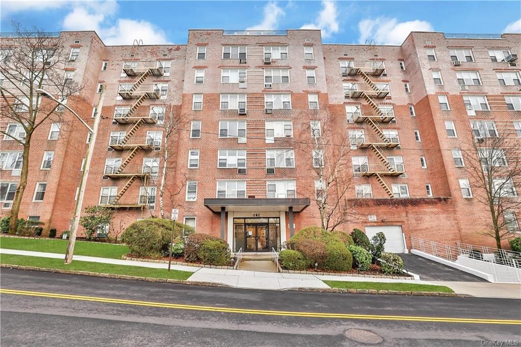 Property Photo:  1 Oakridge Place 2D  NY 10709 