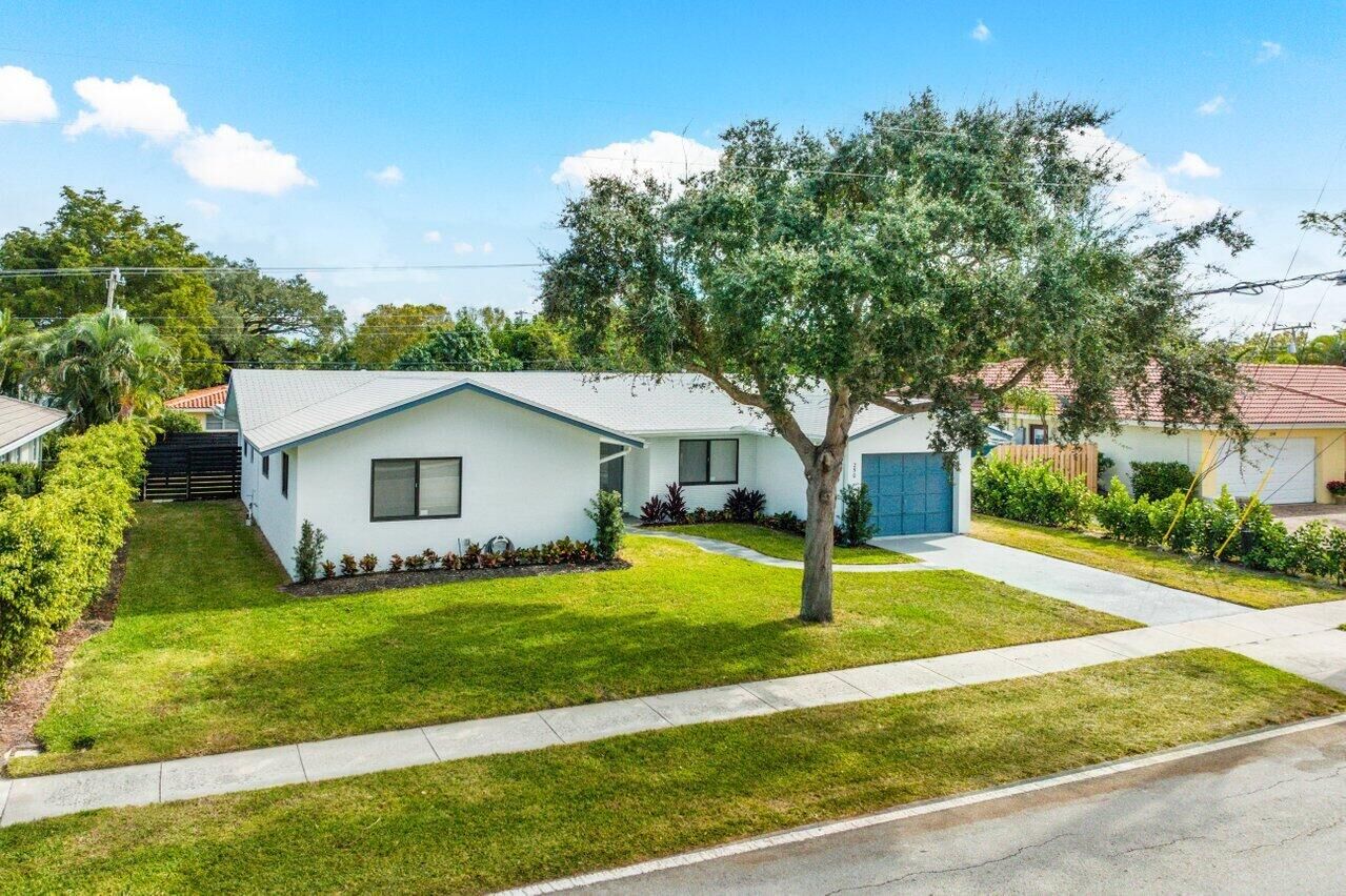 Property Photo:  250 SW 9th Avenue  FL 33486 