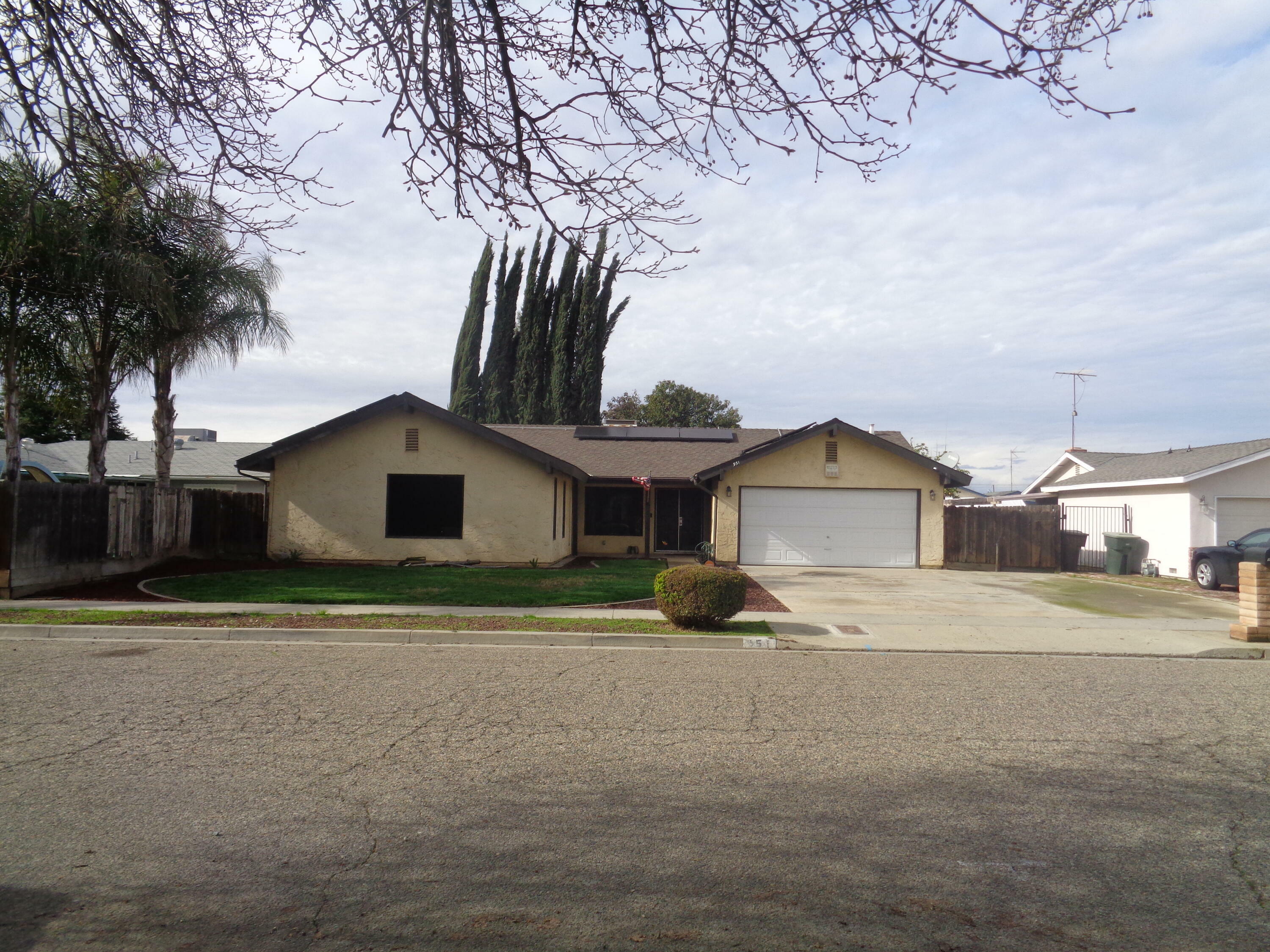 951 S Kazarian Street  Tulare CA 93274 photo