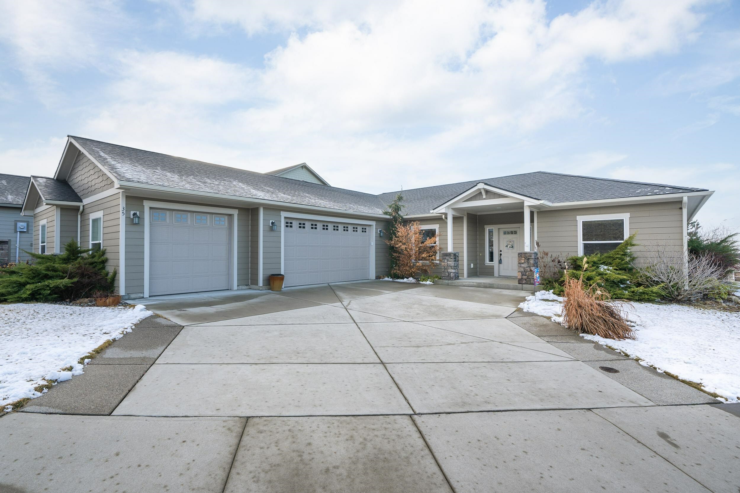 Property Photo:  35 S Parkview Ct  WA 99019 