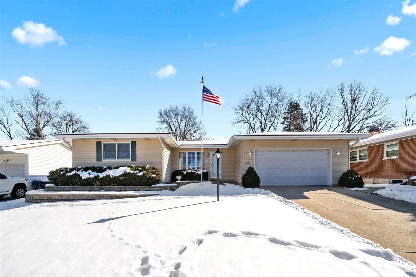 Property Photo:  214 Fairview Drive  IL 60174 