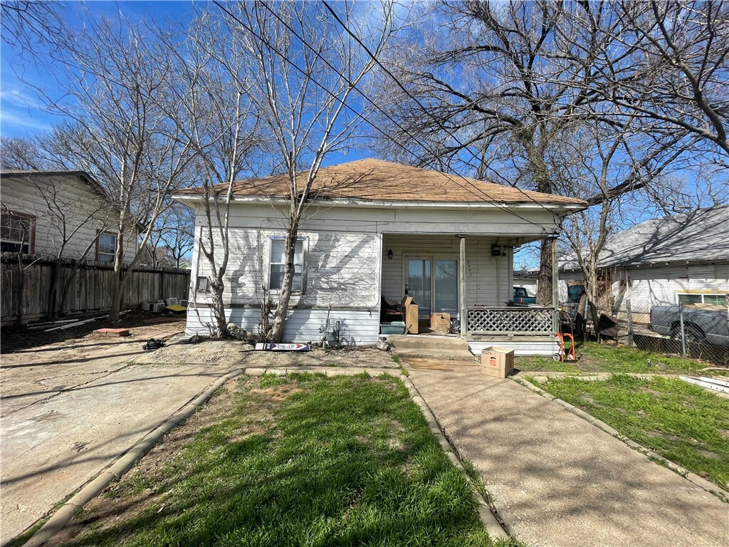 Property Photo:  2009 Ross Avenue  TX 76706 