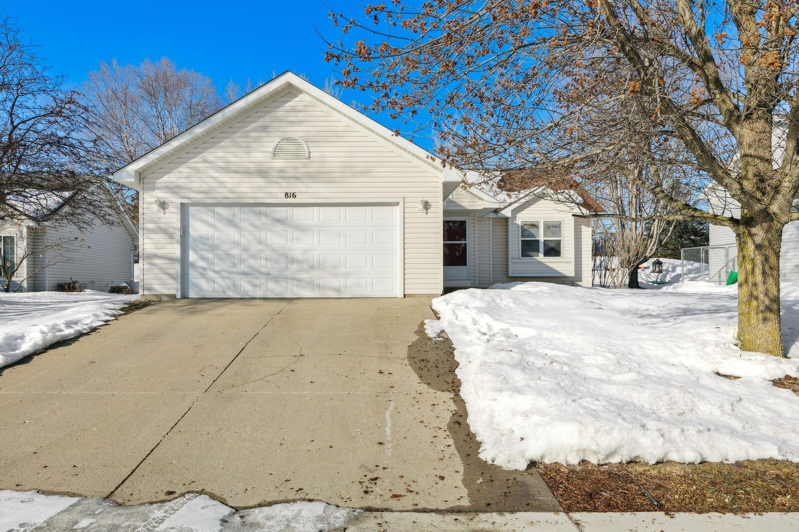 Property Photo:  816 Sparrow Road  MN 55387 