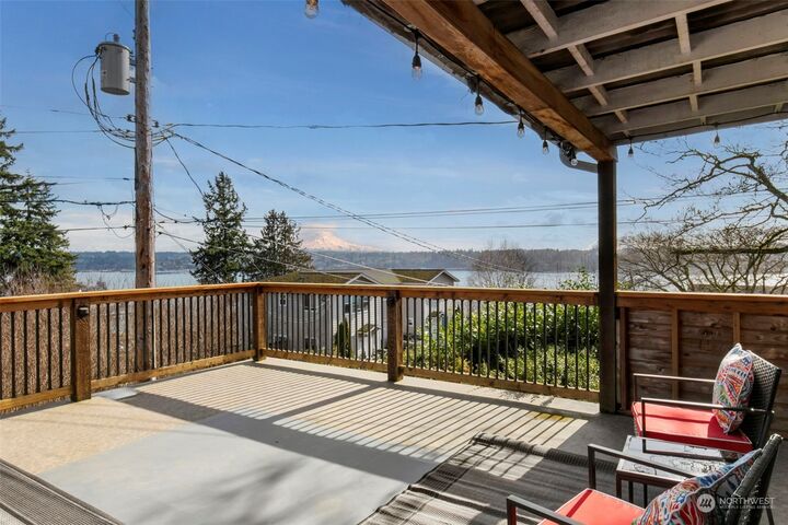 Property Photo: 817 Merrill Place W WA 98312