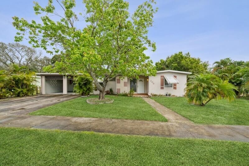 Property Photo:  305 SE Abeto Lane  FL 34983 
