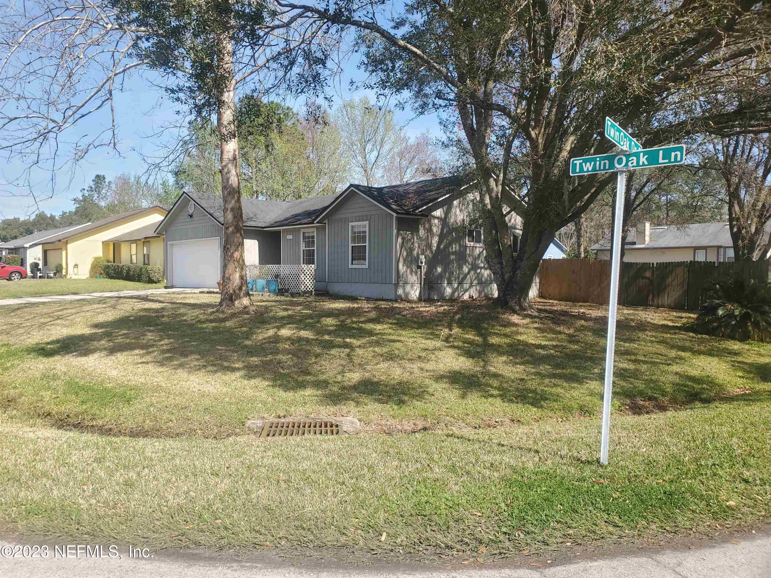 Property Photo: 1627 Twin Oak Lane FL 32068