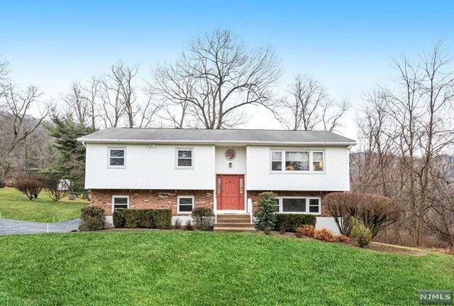Property Photo:  5 Parliament Drive  NY 10956 