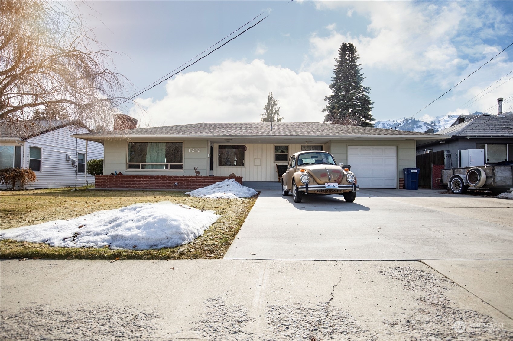 Property Photo:  1215 Columbine Street  WA 98801 