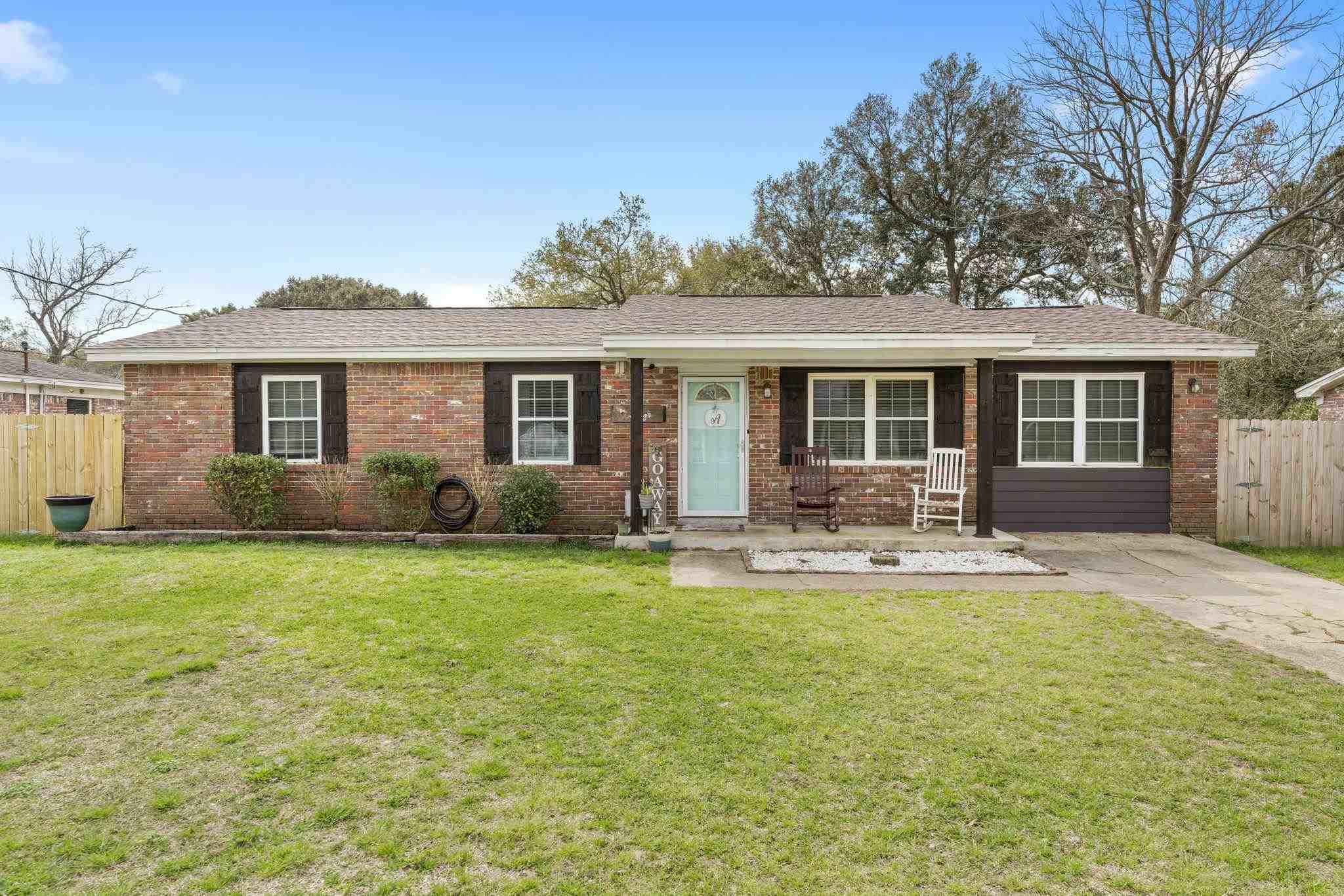 Property Photo: 5811 Perkins St FL 32526