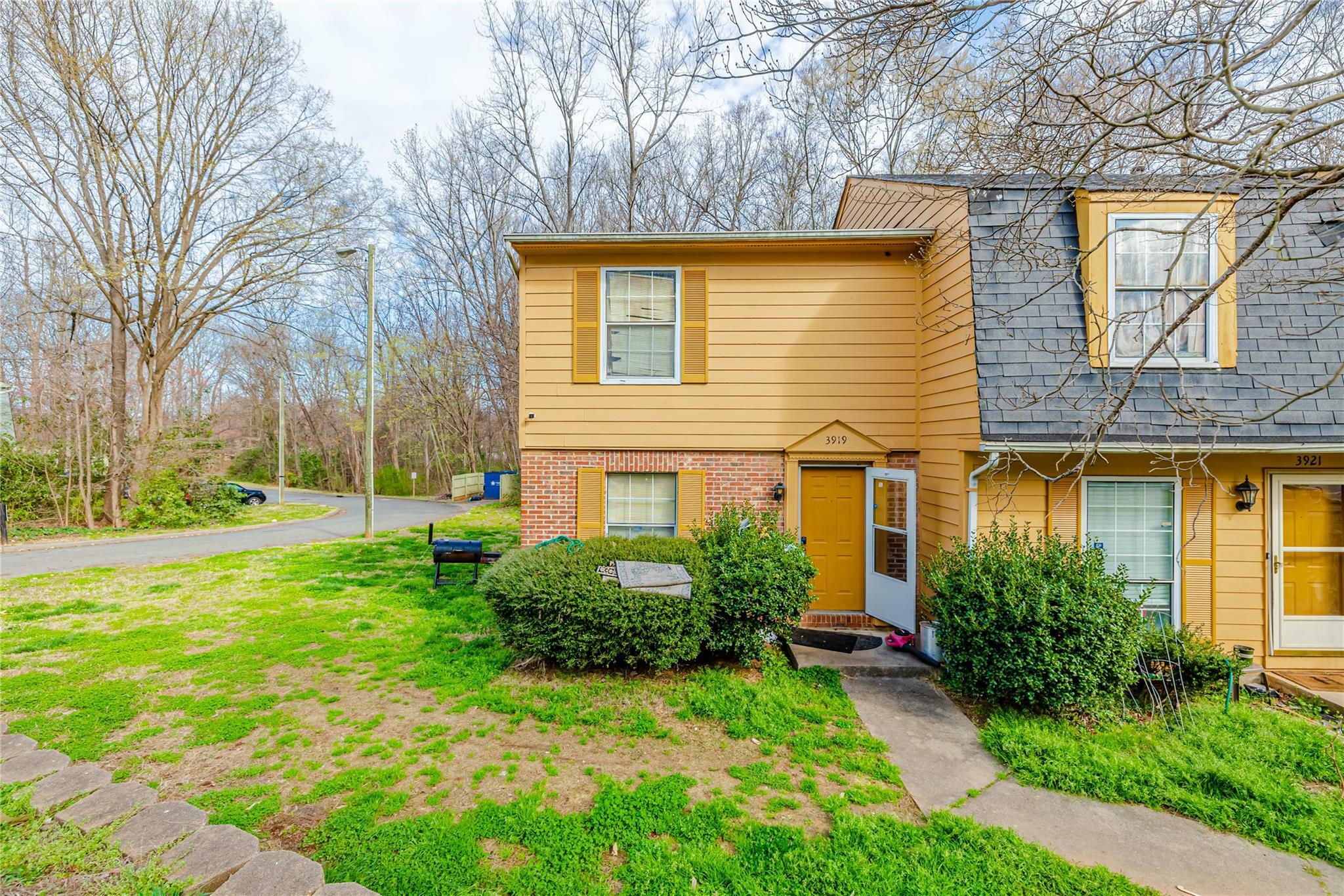 Property Photo: 3919 Briarhill Drive NC 28215