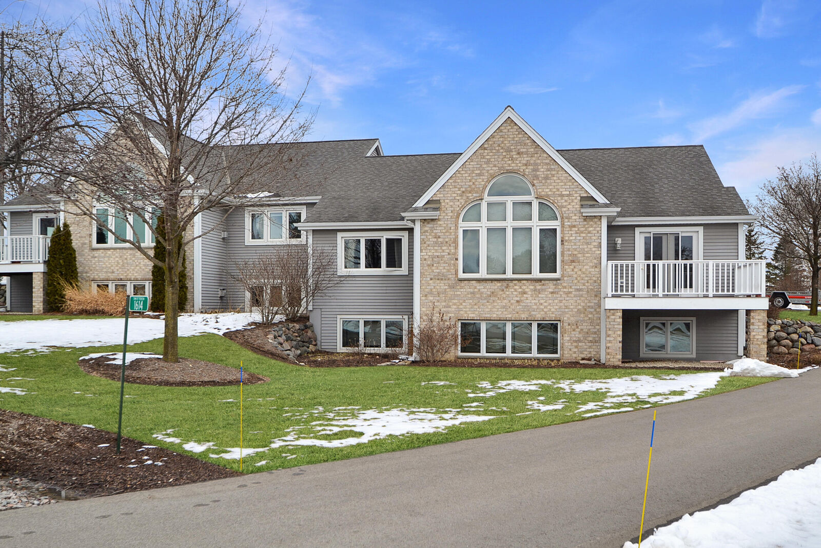 Property Photo:  1614 Vivian Ct 2  WI 53090 