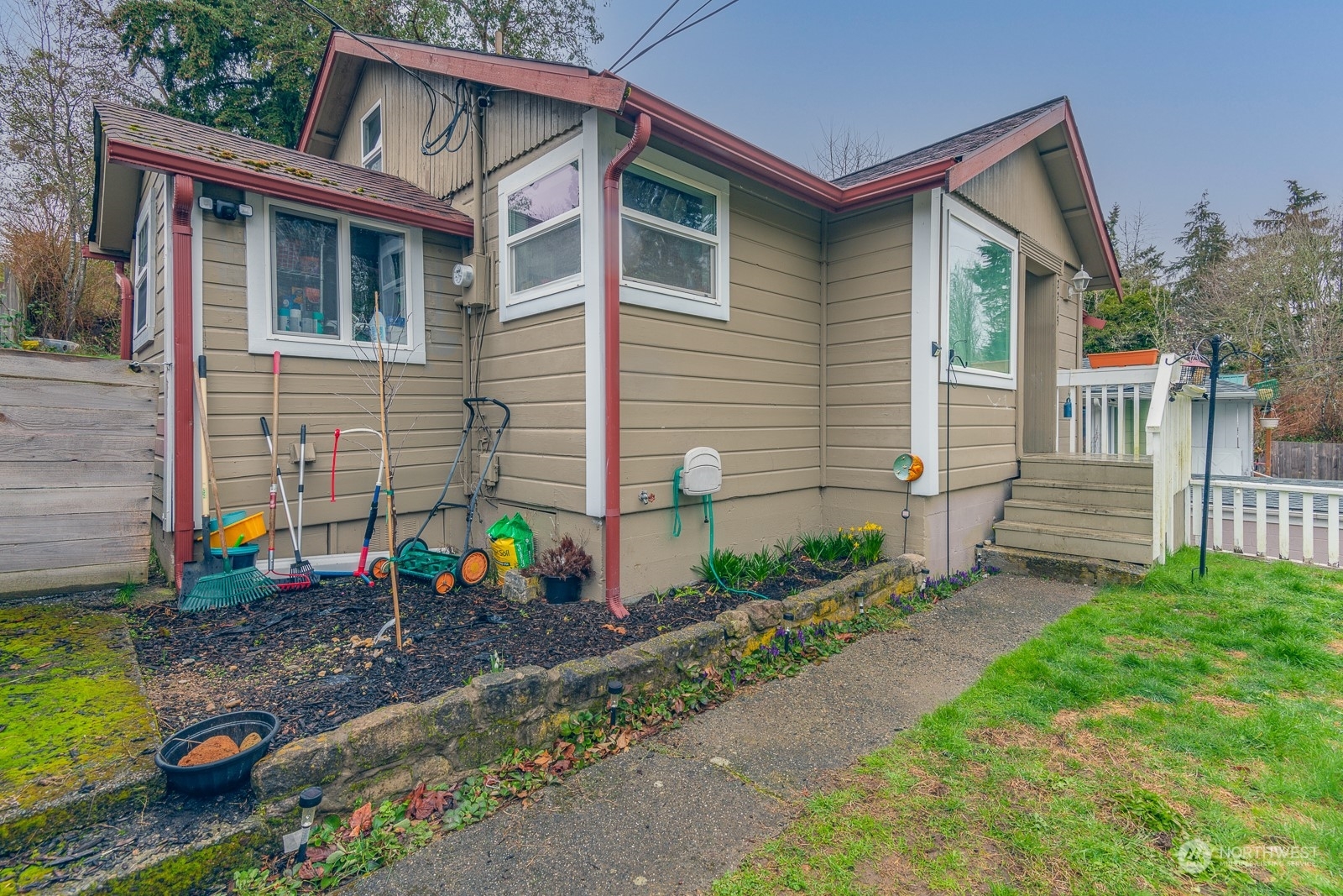 Property Photo:  2213 Soundview Avenue NE  WA 98310 