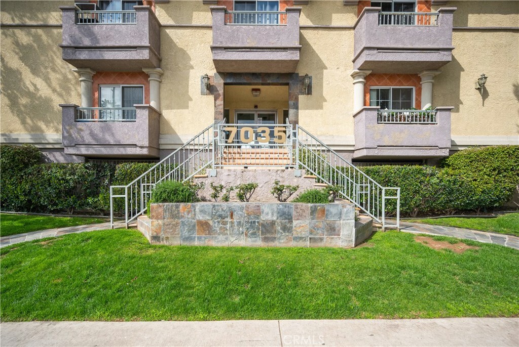 Property Photo:  7035 Woodley Avenue 208  CA 91406 