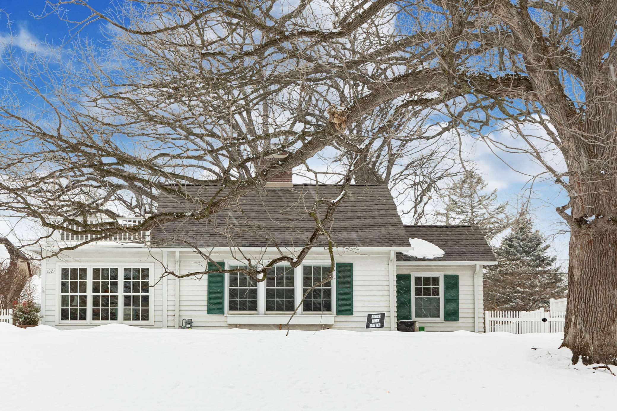 Property Photo:  1321 W Minnehaha Parkway  MN 55419 