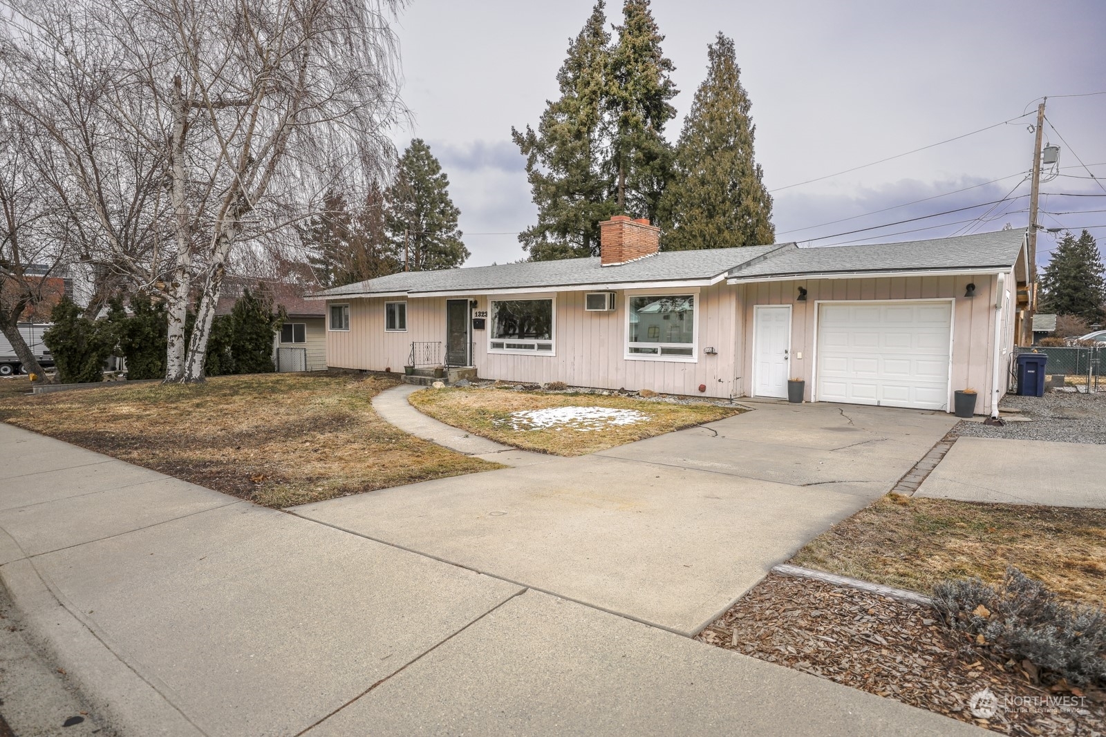 Property Photo: 1323 Rosewood Avenue WA 98801