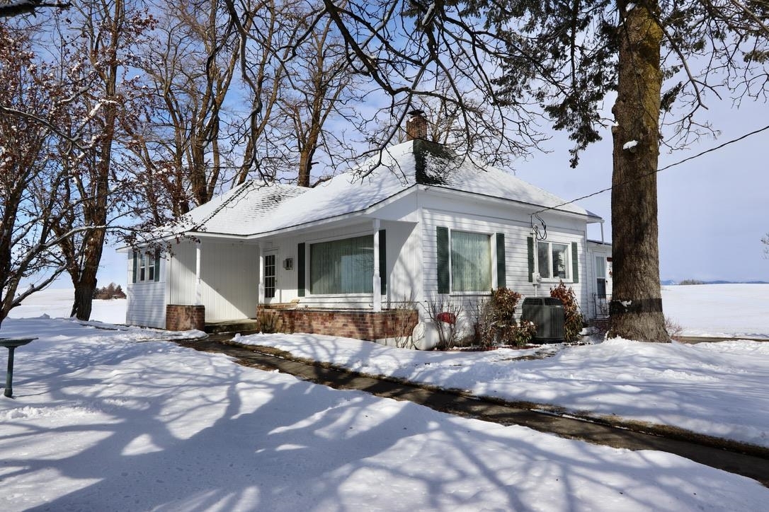 Property Photo: 13527 E Valley Chapel Rd WA 99012