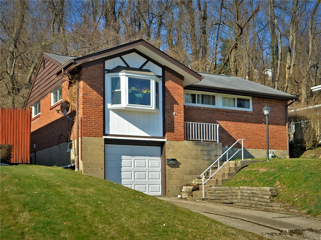 Property Photo: 127 Queenston Drive PA 15235