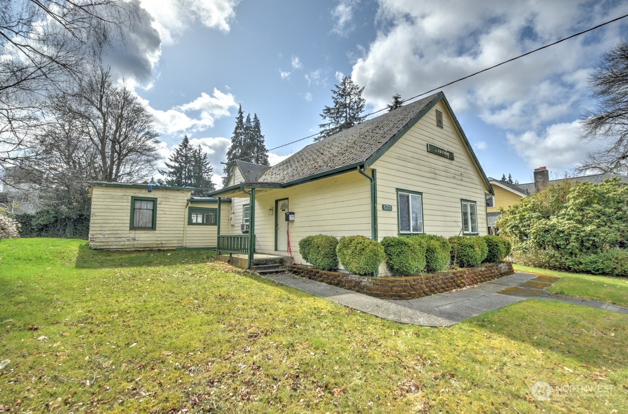 Property Photo:  1711 4th Avenue E  WA 98501 