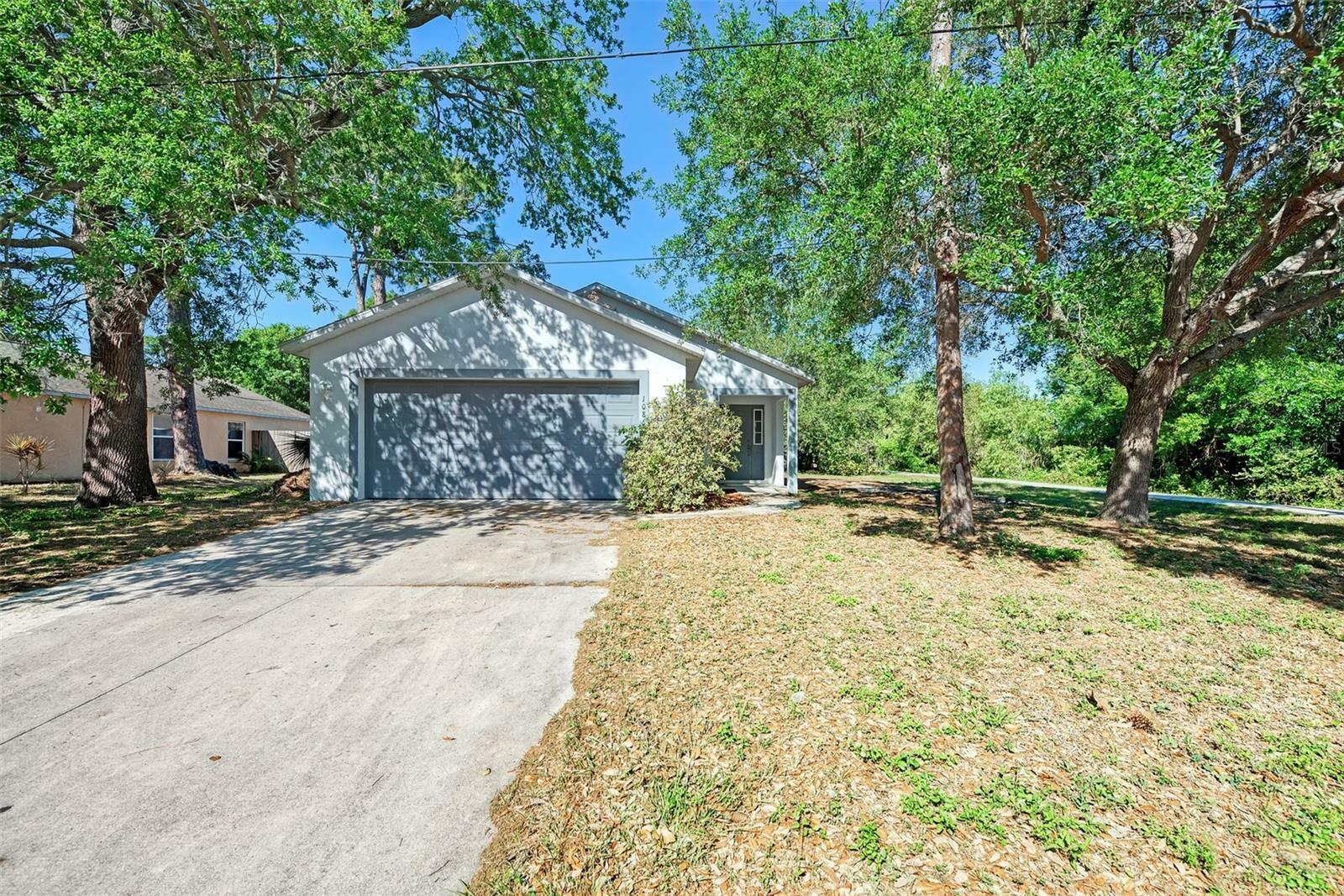 Property Photo: 1085 Vilas Avenue FL 34237