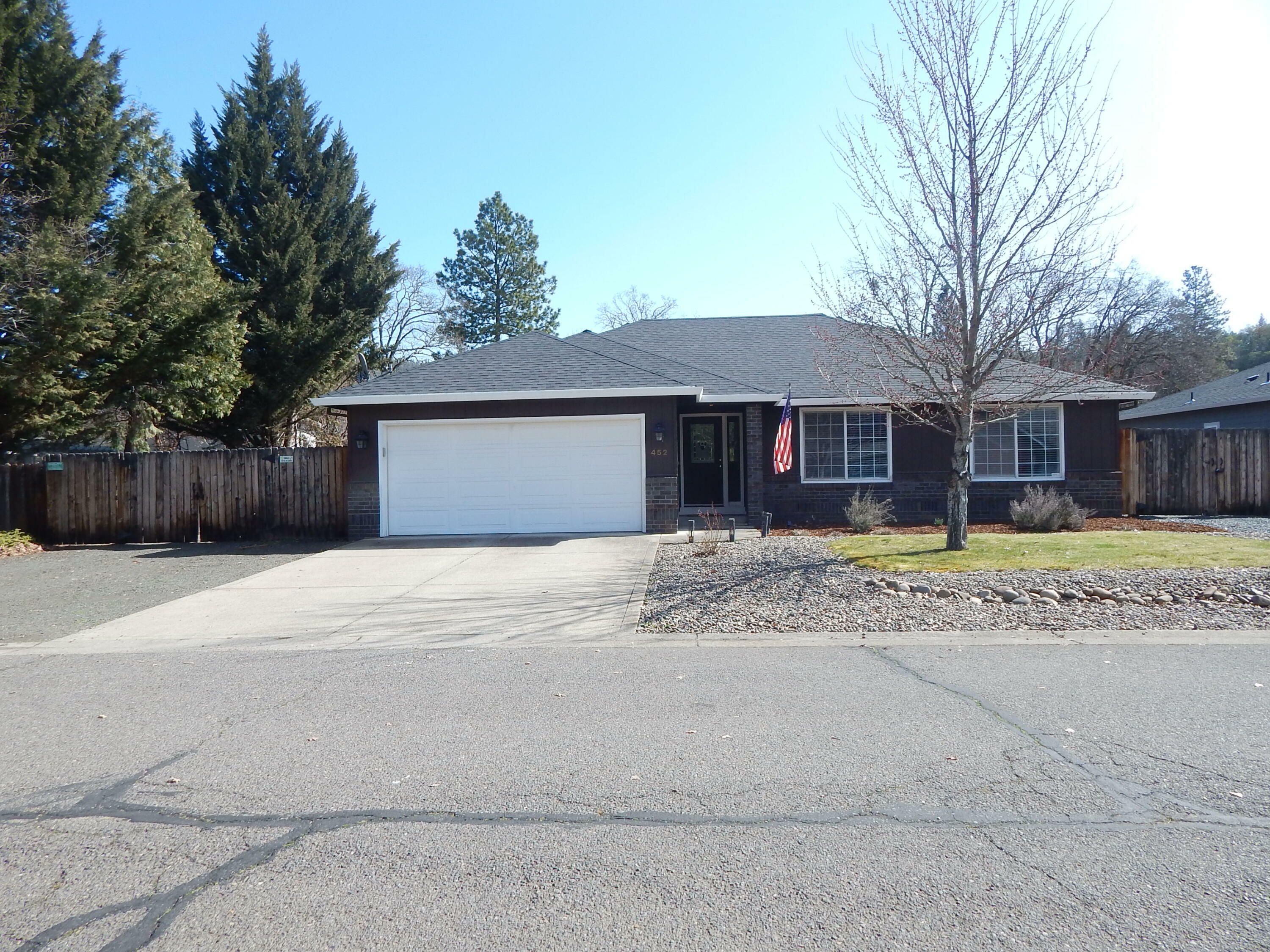 Property Photo: 452 Yew Wood Drive OR 97539