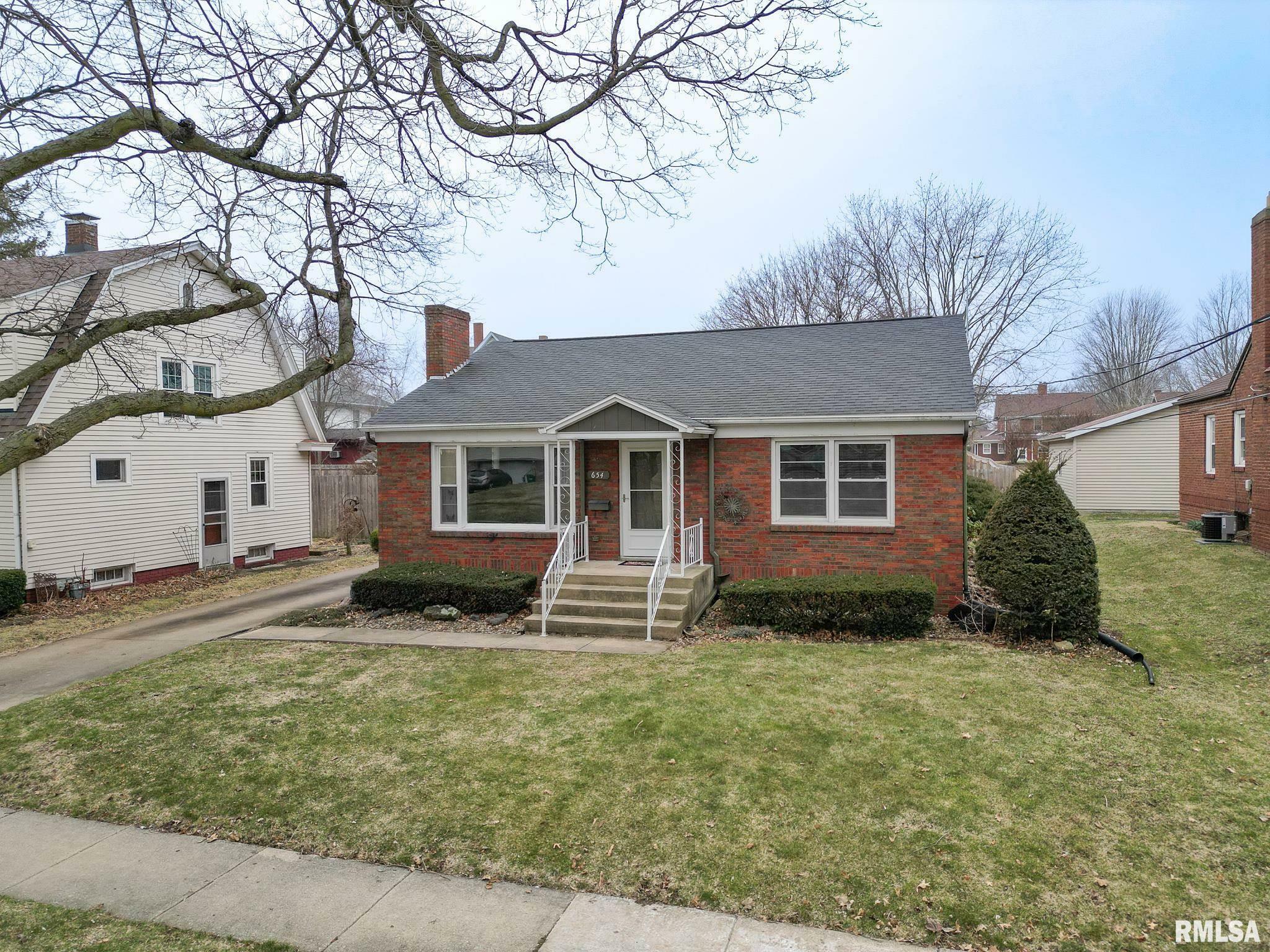 Property Photo:  654 Florence Avenue  IL 61401 