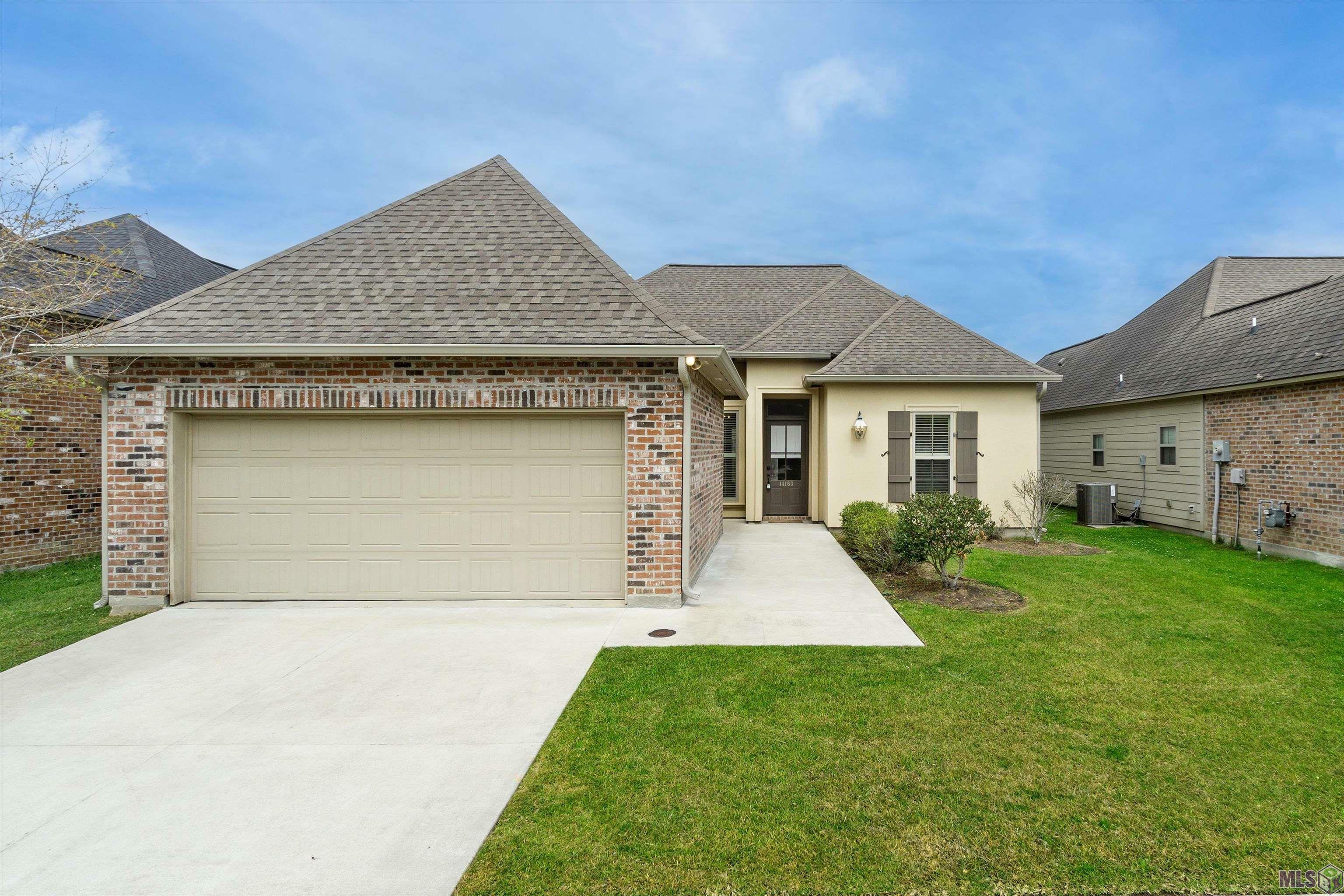 Property Photo: 14163 Watercrest Ln LA 70817