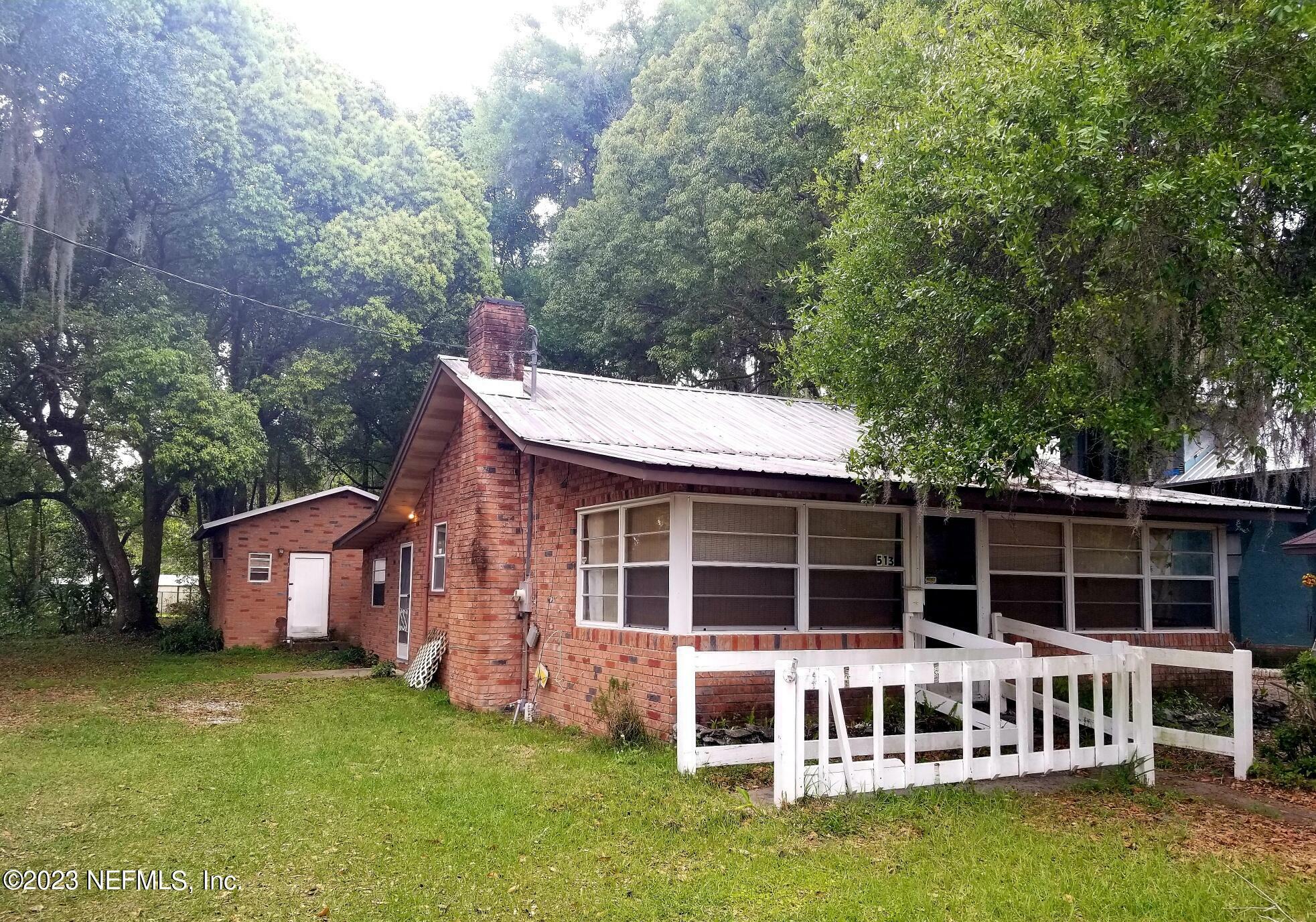 Property Photo: 513 N Main Street FL 32112