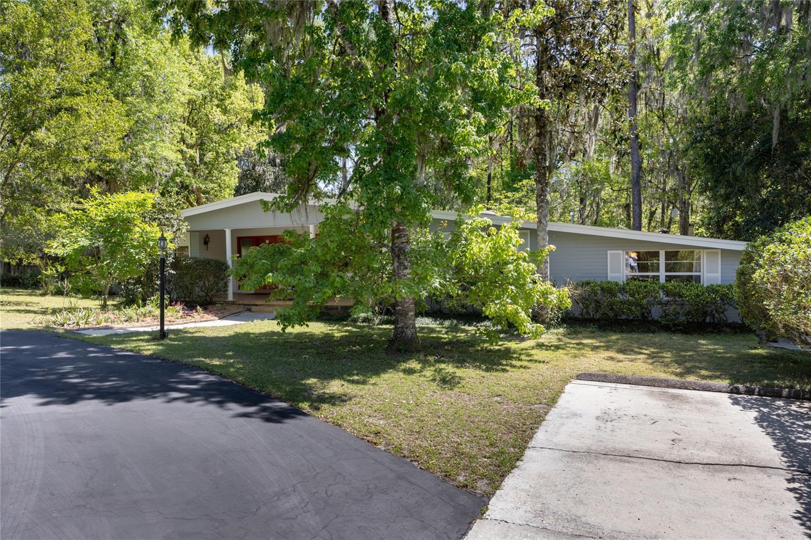 Property Photo: 2035 NW 12th Road FL 32605