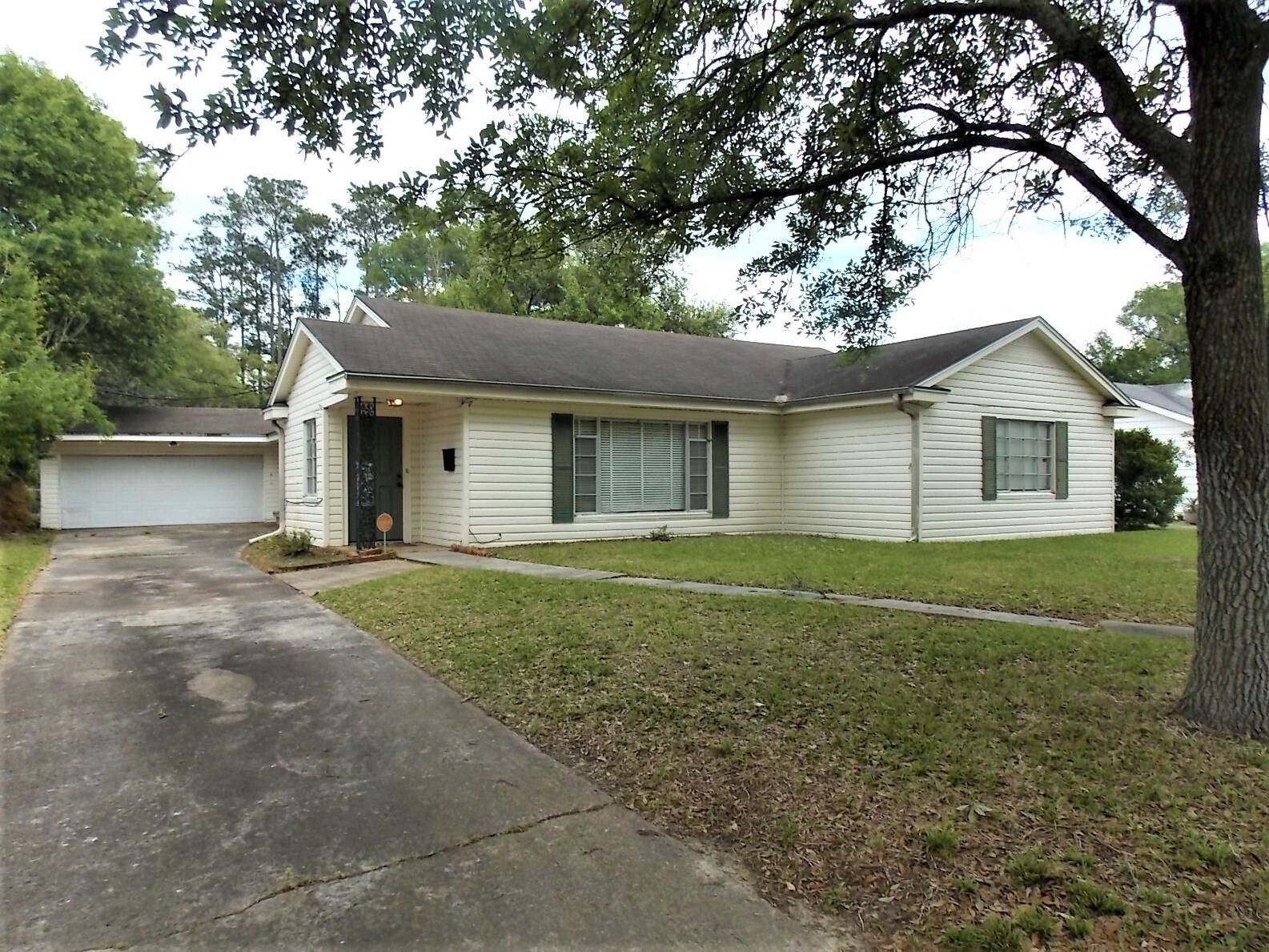 Property Photo:  2850 Lakeview Circle  TX 77703 