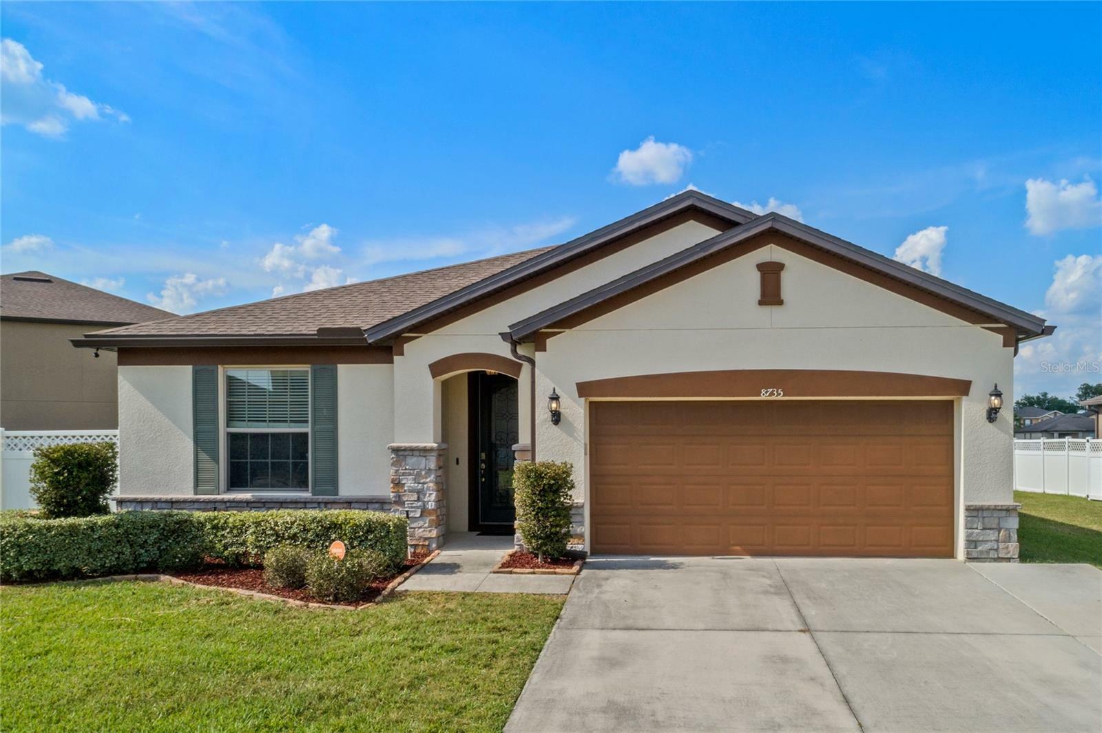 Property Photo:  8735 Hinsdale Heights Drive  FL 33868 