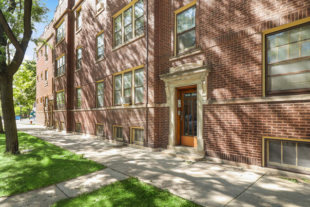Property Photo: 1616 W Cornelia Avenue 1 IL 60657