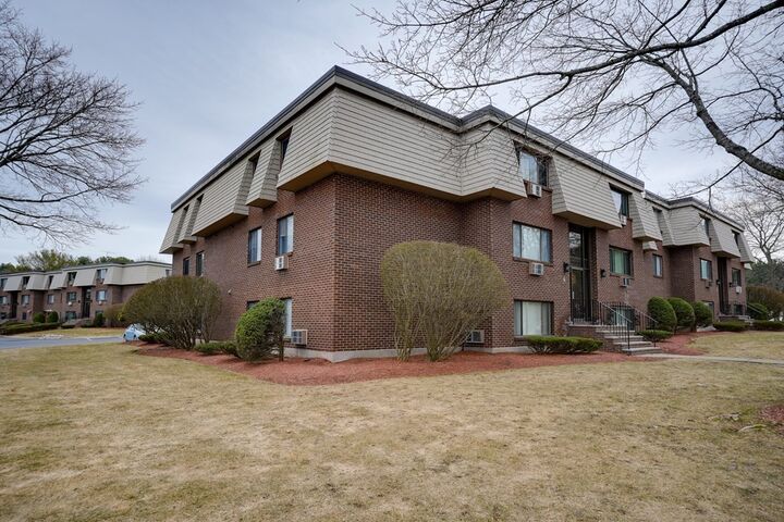 Property Photo:  6 Hallmark Gardens 7  MA 01803