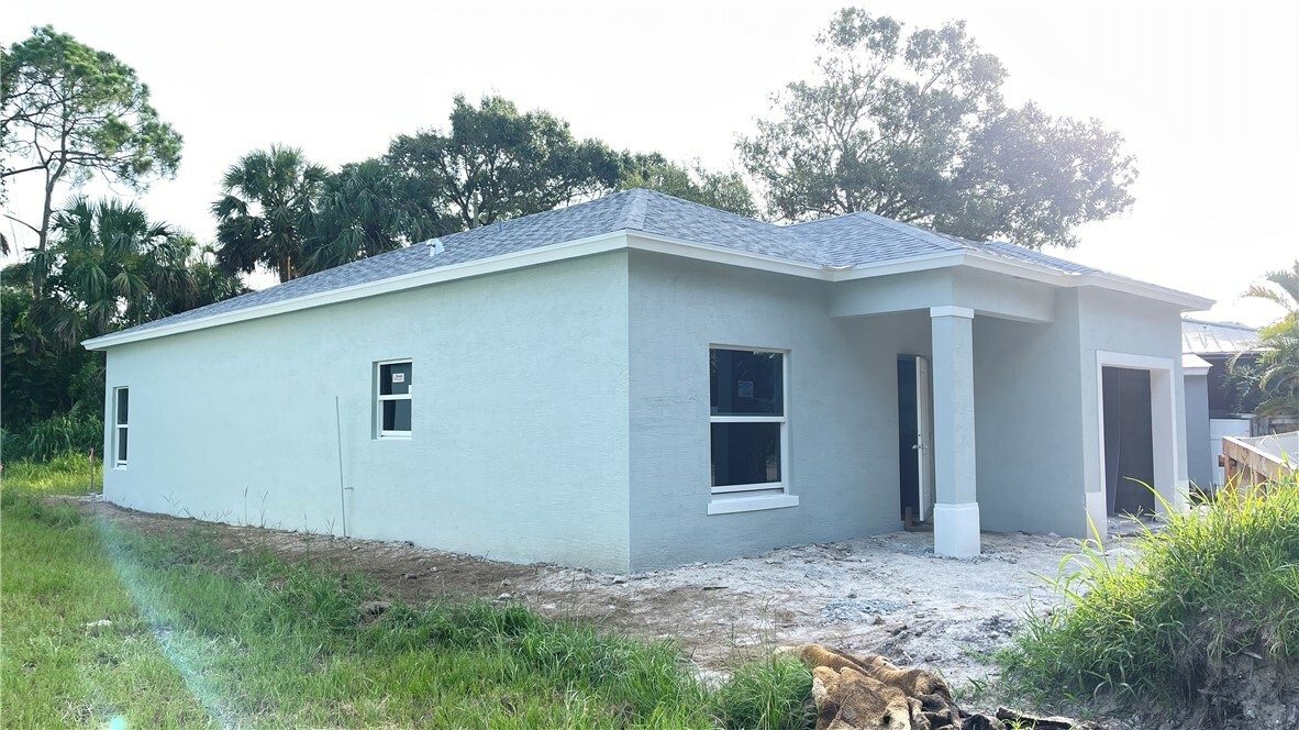 Property Photo:  2570 15th Street SW  FL 32962 