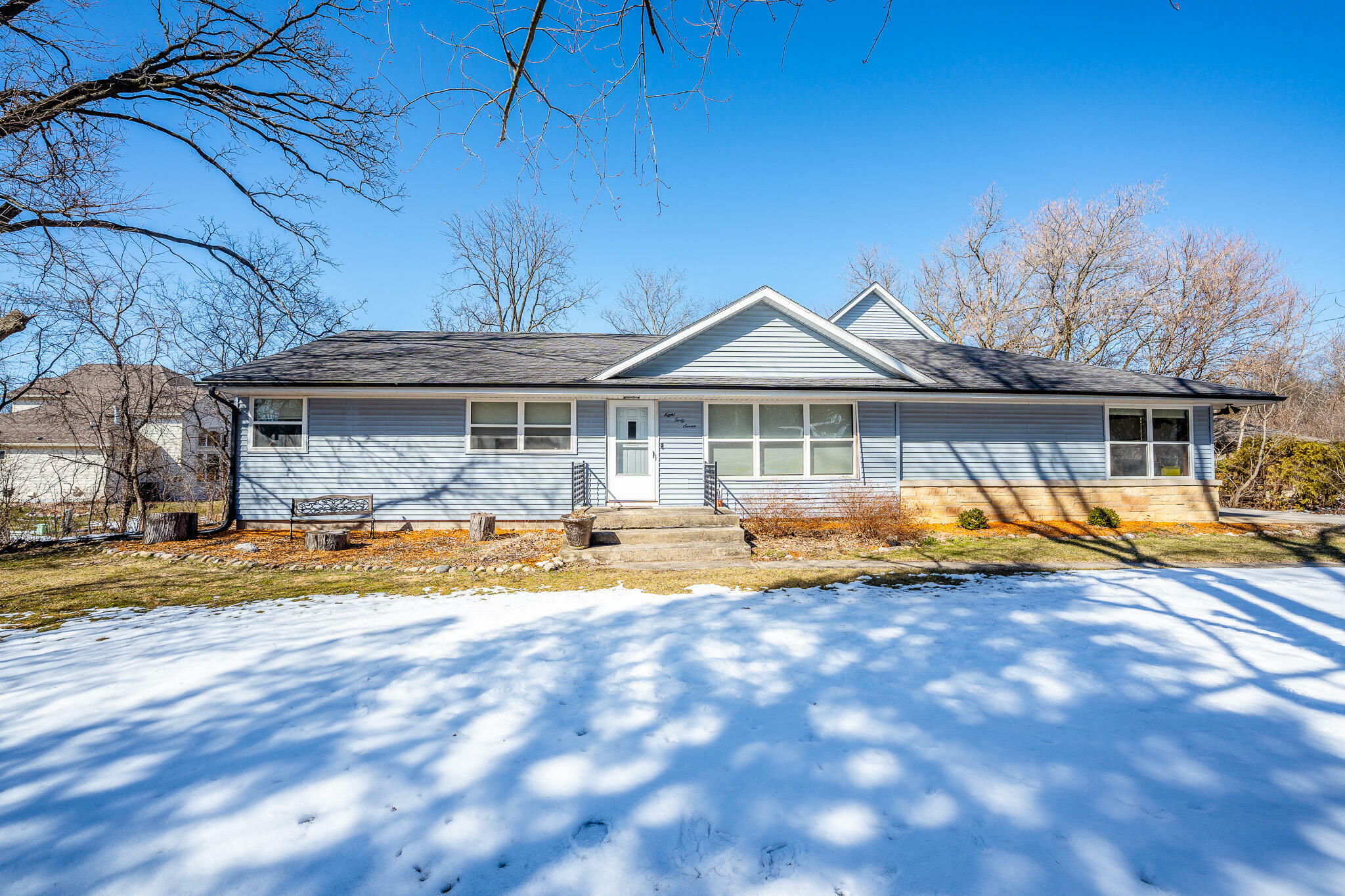 Property Photo:  847 W Devonshire Rd  WI 53018 