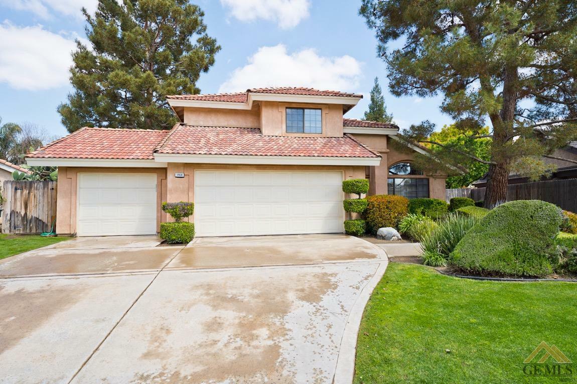 Property Photo:  1908 Camden Oak Court  CA 93311 