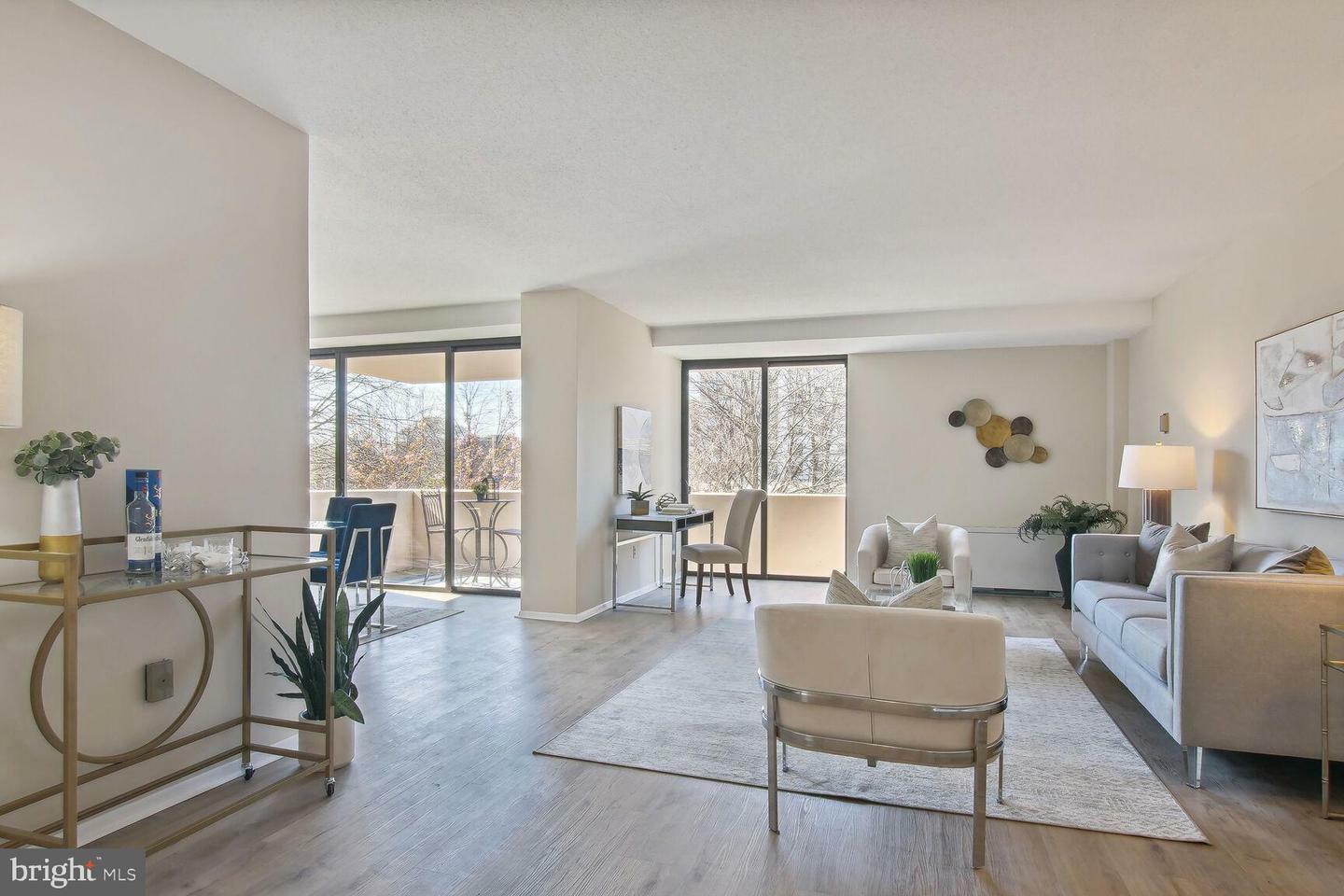 Property Photo: 4141 N Henderson Road 318 VA 22203