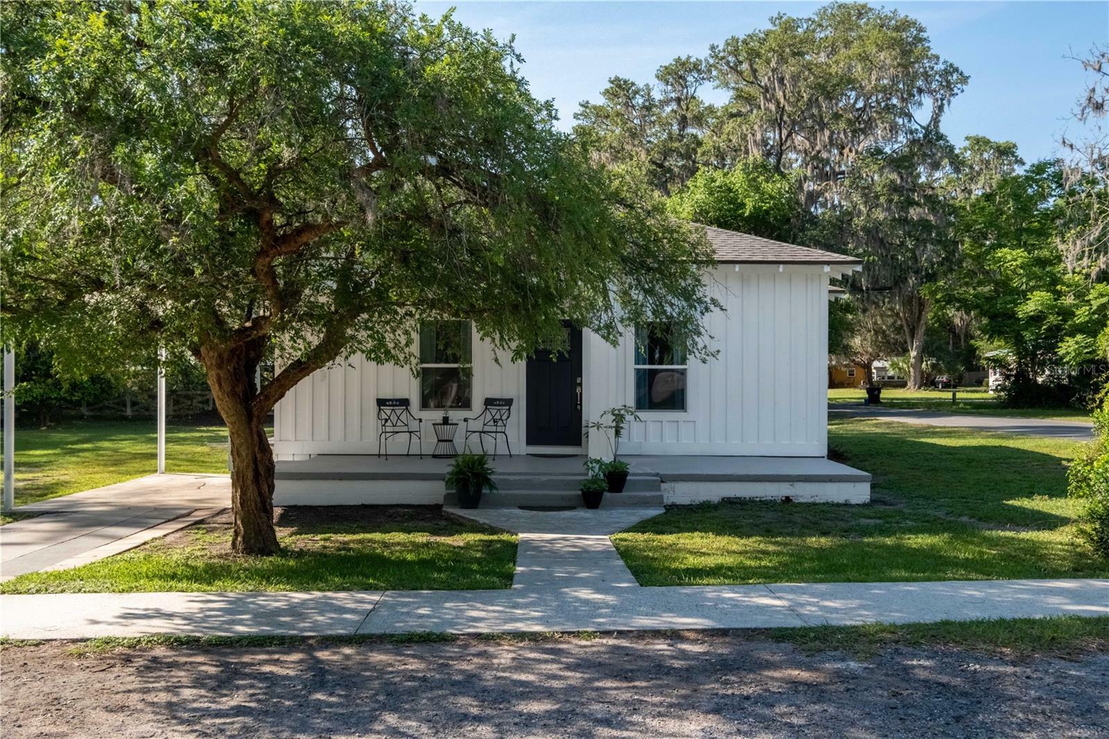 Property Photo:  207 SE 1st Avenue  FL 32696 