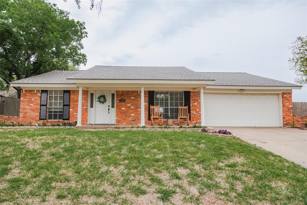 Property Photo:  1936 Yucca Trail  TX 76054 