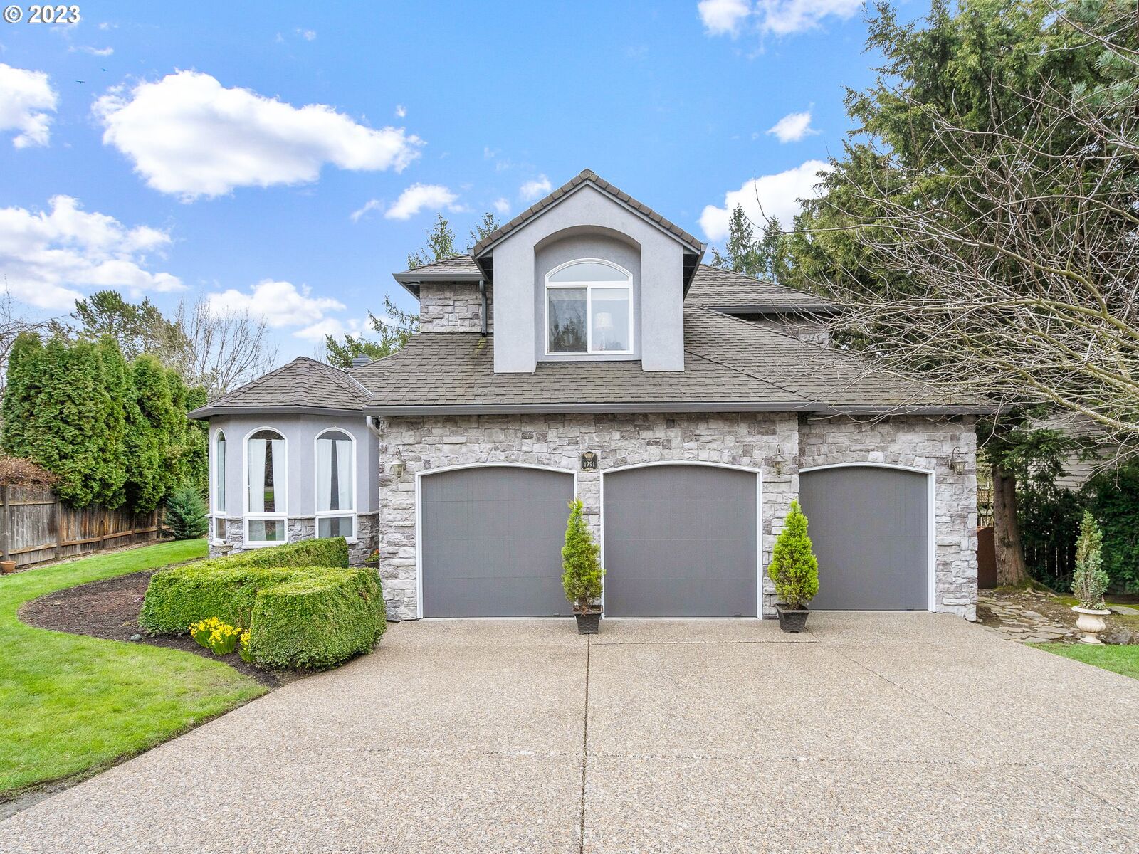 Property Photo: 5802 SW Kruse Ridge Dr OR 97219