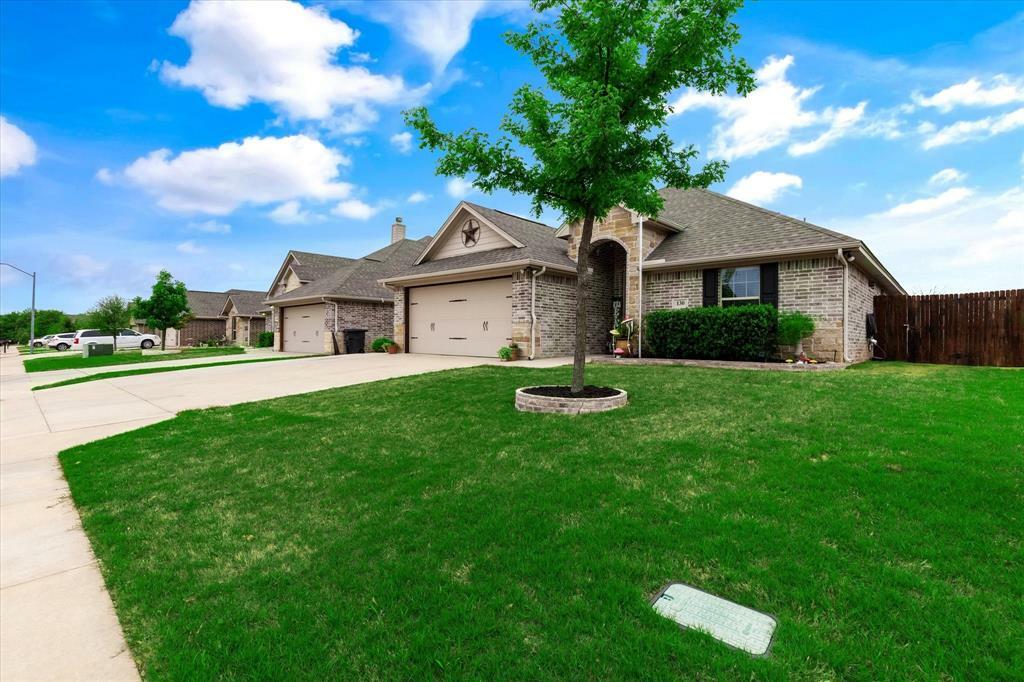 Property Photo:  130 Donna Circle  TX 76049 