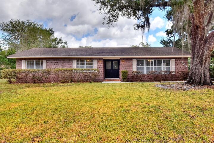 Property Photo:  609 W Pipkin Road  FL 33813 