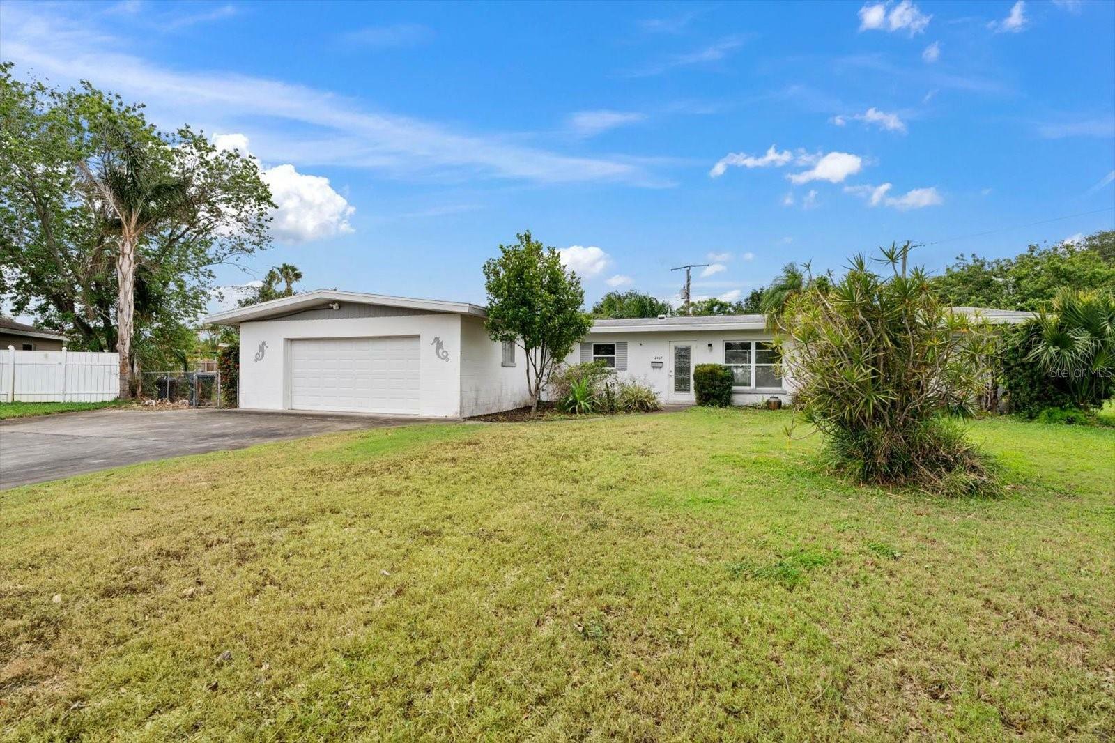 Property Photo:  2407 S Wellesley Drive  FL 34207 